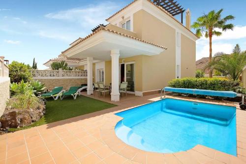 Geafond Villa | Villa Solymar: Oceanfront Escape with Pool & Pet-Friendly Amenities
