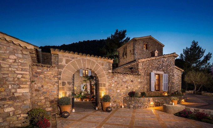 Banyalbufar Villa | Relaxing Getaway at Villa Son Balagueret with Pool & Spa