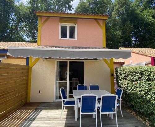 Soustons Villa | Villa Soustons Plage: Oceanfront Stay with Pool & Dining