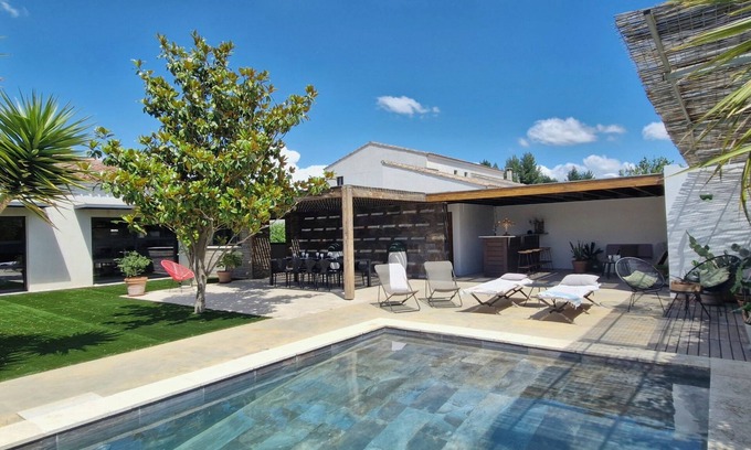 Morieres-les-Avignon House | Beautiful Villa with Pool and Golf Access for Your Escape