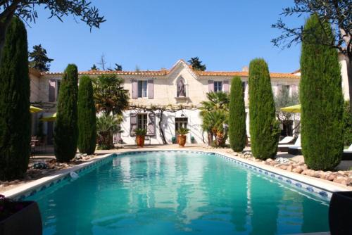 Saint-Gilles Villa | Elegant Villa with Private Pool & Garden in Saint Gilles