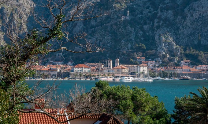 Skaljari Villa | Villa Splendour: City Center Retreat with Pool & Ocean Views