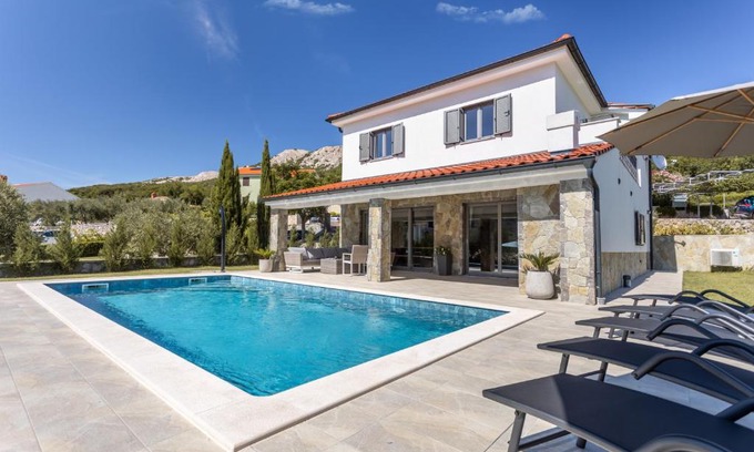 Jurandvor Villa | Villa St. Lucia: Oceanfront Escape with Pool & Family Fun