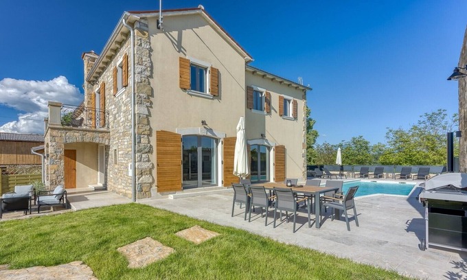 Novaki Pazinski Villa | Experience Villa Stara Hiza with Pool and Spa Amenities