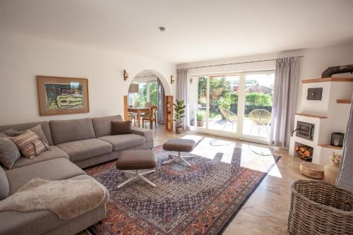 Traunreut Villa | Villa Stein: Family-Friendly Stay with Ocean Views