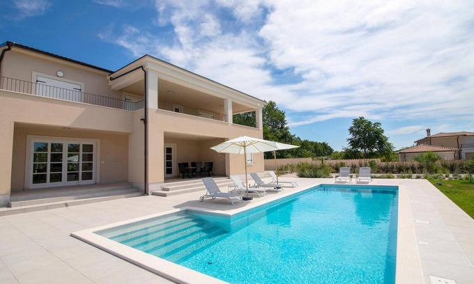 Smoljanci House | Comfortable 3 Bedroom Stay in Svetvincenat with Pool