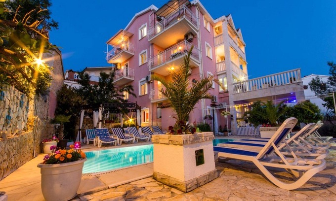 Okrug Gornji Apartment | Villa Stil: Family-Friendly Retreat with Ocean View Pool