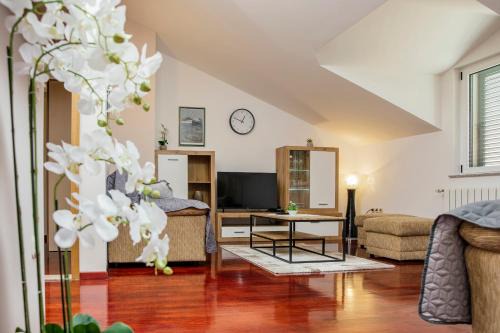Cista Provo Apartment | Relaxing Villa Stillness: 4-Star Stay with Breakfast Included
