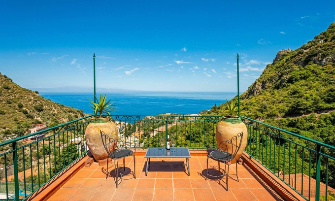 Taormina Villa | Villa 'Storica Taormina' with Sea View, Wi-Fi and Air Conditioning