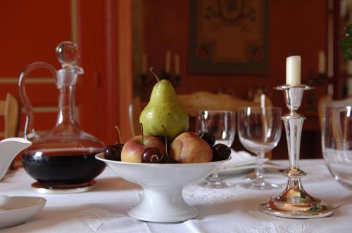 Aubigny-sur-Nere House | Villa Stuart: Family-Friendly Retreat with Pool Access