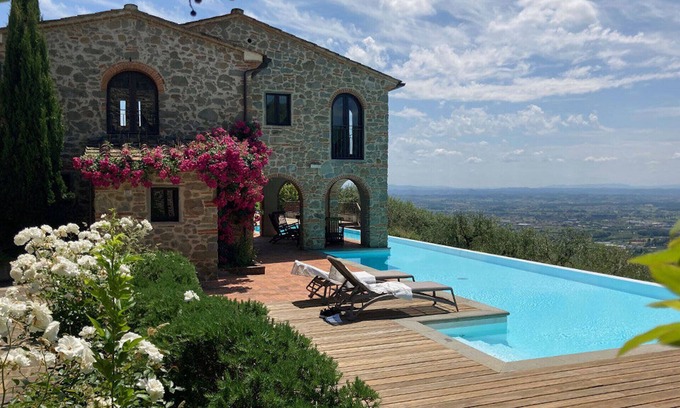 Larciano Villa | Villa Superior Promoted By WeekHomes.com