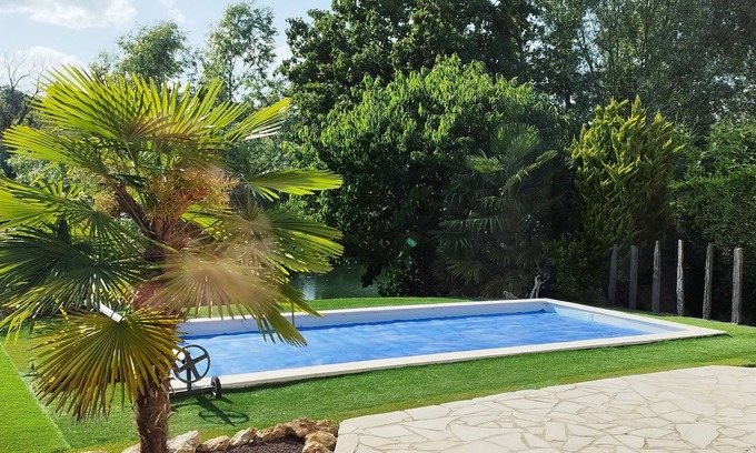 Saintry-sur-Seine Villa | Elegant Villa by the Seine with Outdoor Pool near Paris