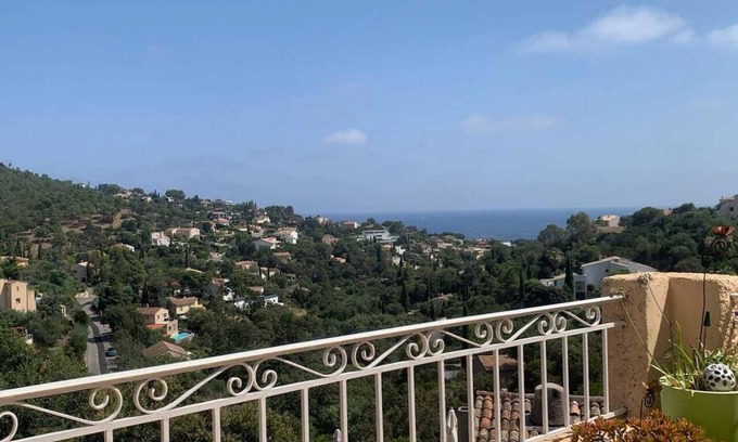 Les Issambres Villa | Cozy Villa sur les Hauts des Issambres with Breakfast & Pets