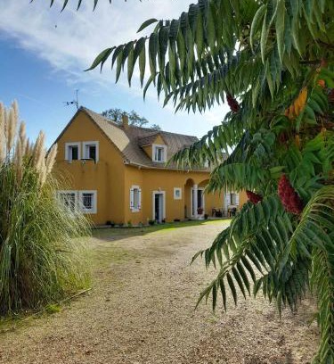 La Suze-sur-Sarthe House | Villa Suzana: Pet-Friendly Oceanfront Oasis with Breakfast