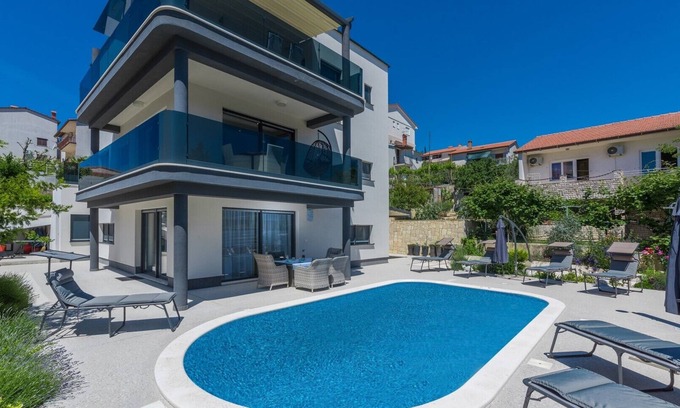 Vintijan Villa | Villa Tao: Elegant Retreat with Private Pool and Pet Friendly