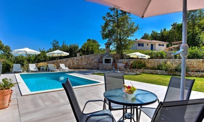 Brsec Apartment | Discover Villa Tara: Guest Rated 9.8 with Oceanfront Luxury
