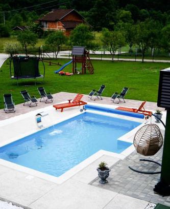 Bihac Apartment | Villa Tasnim: Oceanfront Retreat with Pool & Hot Tub