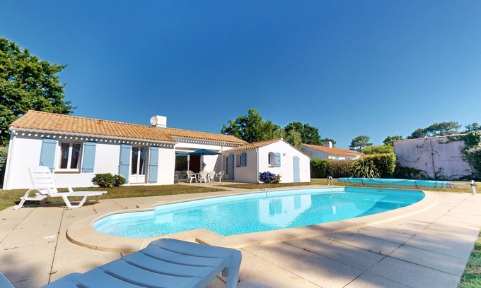L'Aiguillon-sur-Vie Villa | Villa Terre et Mer: Private Pool & Family-Friendly Retreat