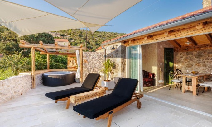 Hvar Villa | Enchanting Villa Teza Hvar: Oceanfront & Pet-Friendly Stay