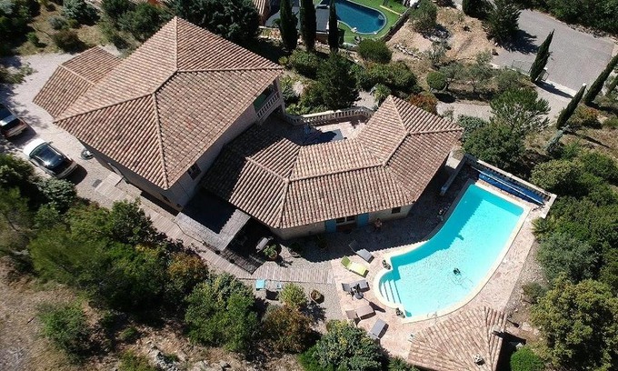 Vins-sur-Caramy Villa | Villa Tiki: Oceanfront Bliss with Pool & Pet-Friendly Perks