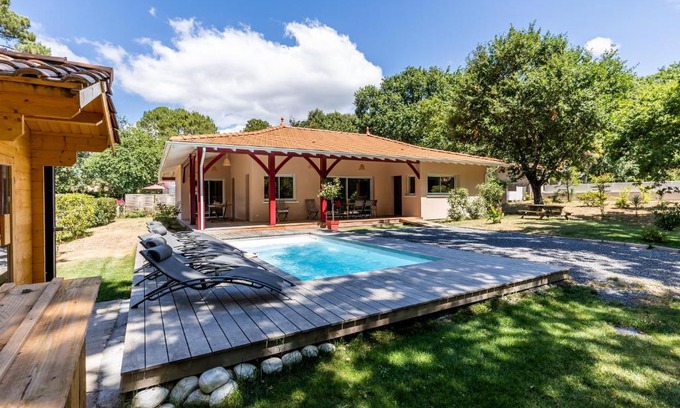Taussat House | Elegant Villa Tilé Lanton: Poolside Bliss for Families