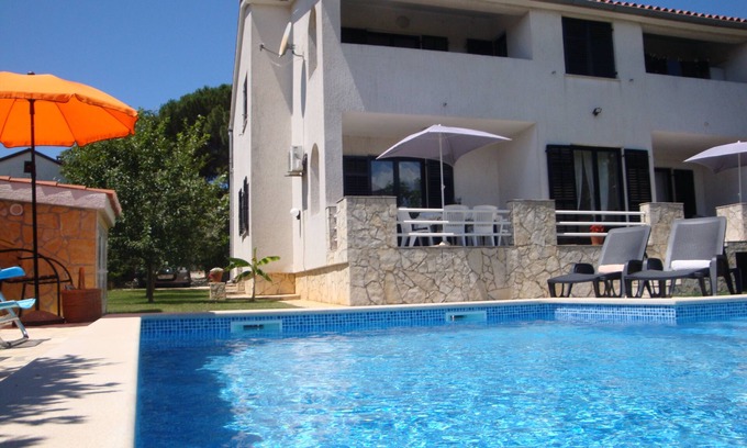 Valbandon Apartment | Villa Toni: Your Ideal Getaway with Ocean Views & Spa