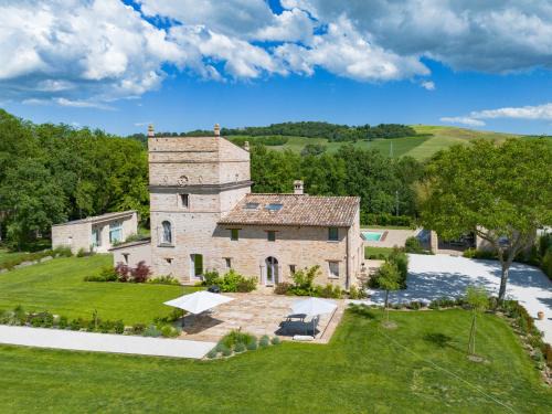 Urbisaglia Villa | Relax at Villa Torre Anna: Pool, Jacuzzi & Ocean Views