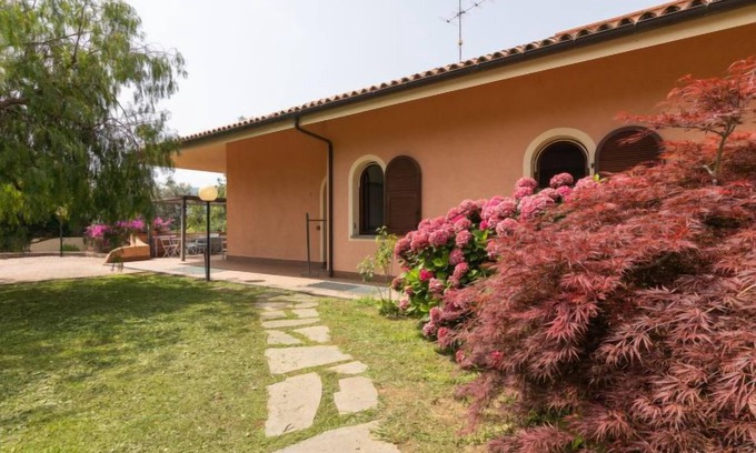 Cisano sul Neva House | Relax at Villa Trabbia: Oceanfront Retreat with Spa & Views