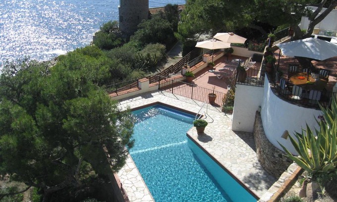 Llafranc Villa | Oceanfront Villa Esmeralda: A 4-Star Guest Favorite