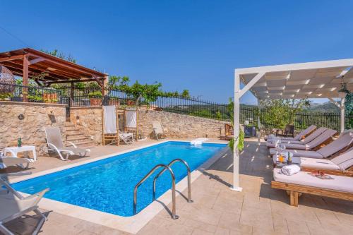 Monopari Villa | Discover Villa Tresor: Family-Friendly Escape with Pool