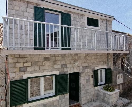 Kremena Apartment | Discover Villa Tri Sulara: Oceanfront Bliss with Top Ratings