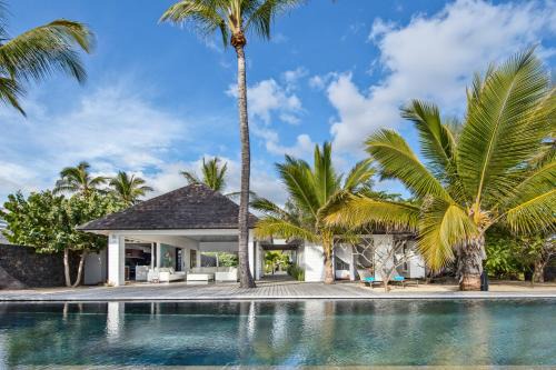 St Gilles-les-Bains Villa | Experience Villa Trois Couleurs Bleu: Oceanfront Bliss Awaits
