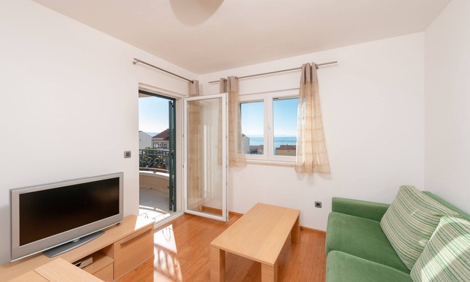 Tucepi Apartment | Villa Tučepi: Exceptional Oceanfront Retreat with Spa