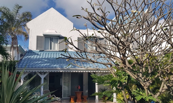 Blue Bay House | Villa Turquoise: Perfect for Families with Ocean Views