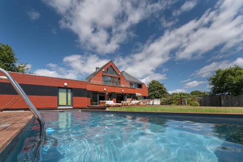 Ploeren Villa | Relaxing Villa Ty Castel with Pool in Arradon