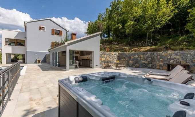 Omis Villa | Rustic Villa Surrounded by Forest with Heated Pool Retreat