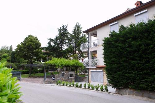Izola Apartment | Villa UMA: Family-Friendly Oceanfront Getaway with Views