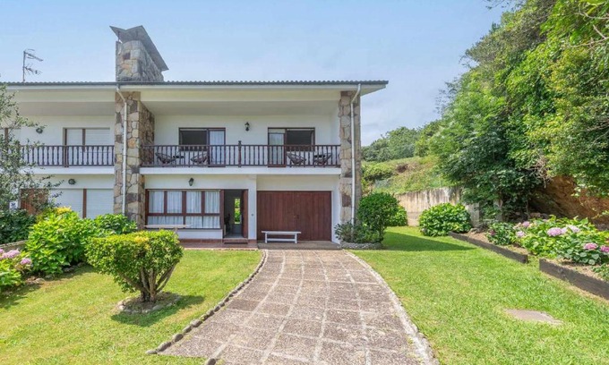 Llanes House | Beachfront Villa Vacacional Toró Playa: Guest Rated 9/10