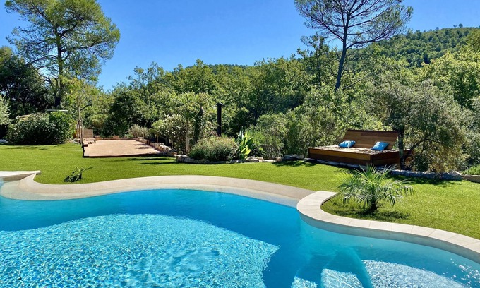 Neoules Villa | Unwind at Villa Vacances: Ocean View & Private Pool