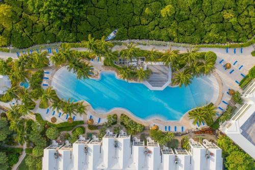 Rock Harbor Apartment | Ideal Mariners Retreat for Two Families with Oceanfront Pools