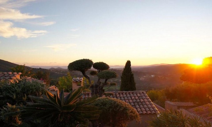 La Londe-les-Maures House | Villa Valcros: Family-Friendly Retreat with Pool & Kitchen