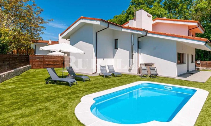 La Portilla Ski Chalet | Villa Valdés: Idyllic Retreat by the Coast & Picos de Europa