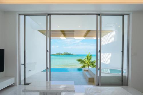 Onna Villa | Beachfront Villa VALIOSA with Pool & Hot Tub, Rated 9/10