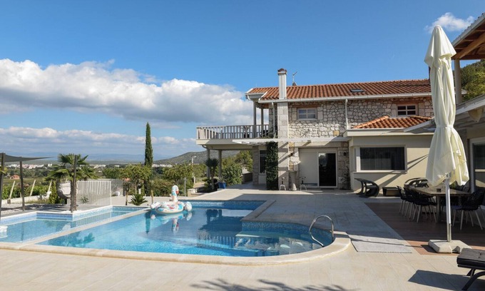 Medjugorje Villa | Experience Oceanfront Bliss at Villa Vand Paradiso
