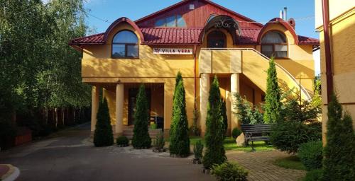 Berehove House | Villa Vera: Family-Friendly Retreat with Kitchen Amenities