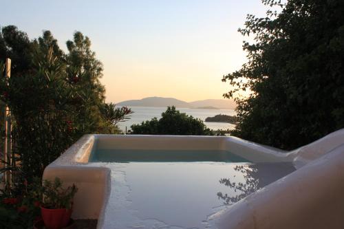 Alyki House | Villa Verde: Oceanfront Retreat with Pool & Pet-Friendly