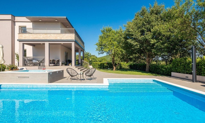Dicmo Villa | Villa Verde with Pool