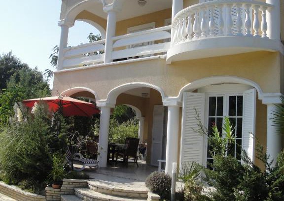 Simuni Apartment | Discover Villa Veronika: 4-Star Retreat with Pet-Friendly Perks