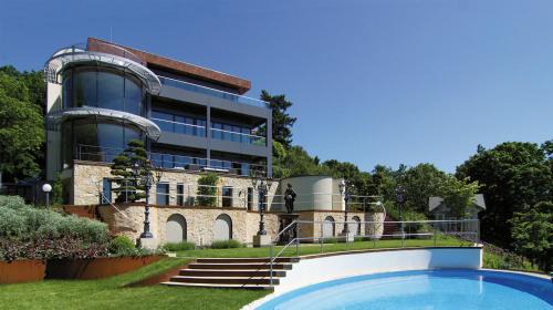Loschwitz Apartment | Villa via Lapis: Scenic Views with Pool and Spa in Dresden