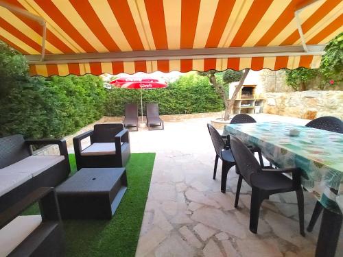 Peniscola House | Cozy Villa Vicky Peñiscola with Oceanfront Views & Pool